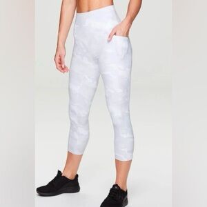 RBX White and Gray Camouflage Leggings size medium like new side pockets, Capri